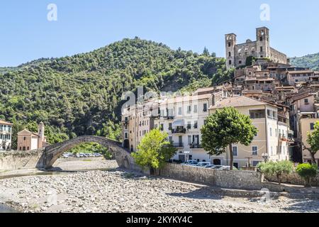 Dolceacqua, Italien - 06-07-2021: Landschaft des schönen Dolceacqua Stockfoto