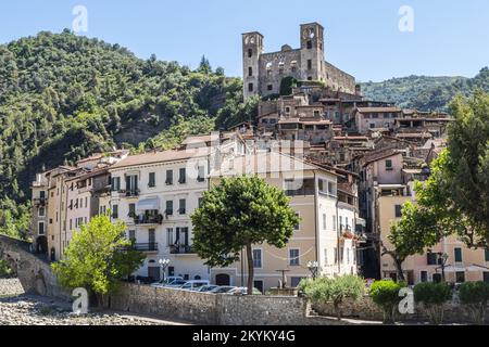 Dolceacqua, Italien - 06-07-2021: Landschaft des schönen Dolceacqua Stockfoto