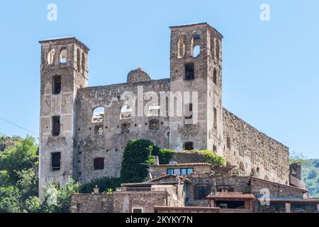 Dolceacqua, Italien - 06-07-2021: Die alte Burg von Dolceacqua Stockfoto