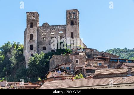 Dolceacqua, Italien - 06-07-2021: Die alte Burg von Dolceacqua Stockfoto