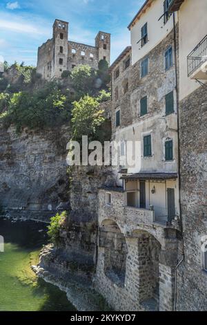 Dolceacqua, Italien - 06-07-2021: Die alte Burg von Dolceacqua Stockfoto