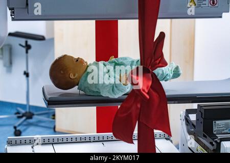 01. Dezember 2022, Mecklenburg-Vorpommern, Greifswald: Ein NM/CT 870 DR-Gerät von General Electric Medical Systems, Israel wird in Kürze in den Räumen der Kinderklinik des Universitätsklinikums Greifswald übergeben. Dieses SPECT/CT-System ermöglicht noch präzisere nuklearmedizinische Untersuchungen. Dies ist für spezielle Behandlungsoptionen wie die Radioisotopentherapie erforderlich. Die Computertomographie (CT) verwendet eine große Anzahl von Röntgenbildern zur Berechnung digitaler Bilder. Bei einem SPECT-Scan hingegen wird eine Gamma-Kamera verwendet, um die schwache Strahlung von radioaktiven Medikamenten sichtbar zu machen. Hier drin Stockfoto