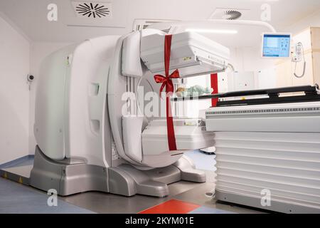 01. Dezember 2022, Mecklenburg-Vorpommern, Greifswald: Eine NM/CT 870 DR-Einheit von General Electric Medical Systems, Israel wird in Kürze in den Räumen der Kinderklinik des Universitätsklinikums Greifswald übergeben. Dieses SPECT/CT-System ermöglicht noch präzisere nuklearmedizinische Untersuchungen. Dies ist für spezielle Behandlungsoptionen wie die Radioisotopentherapie erforderlich. Die Computertomographie (CT) verwendet eine große Anzahl von Röntgenbildern zur Berechnung digitaler Bilder. Bei einem SPECT-Scan hingegen wird eine Gamma-Kamera verwendet, um die schwache Strahlung von radioaktiven Medikamenten sichtbar zu machen. In dieser wa Stockfoto
