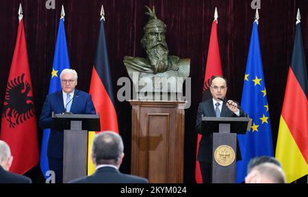 01. Dezember 2022, Albanien, Tirana: Der deutsche Präsident Frank-Walter Steinmeier (l) und der albanische Präsident Bajram Begaj machen nach ihren Gesprächen in der offiziellen Residenz des Präsidenten auf einer Pressekonferenz Bemerkungen. Zwischen ihnen ist die Büste von Prinz George Kastriota, bekannt als Skanderbeg. Präsident Steinmeier besucht die Länder Nordmazedoniens und Albaniens während seiner viertägigen Reise auf den Balkan. Neben der Lage in der Region und den Auswirkungen des russischen Angriffskriegs in der Ukraine unterstützt Deutschland die Aussichten der Länder auf einen Beitritt zur Europäischen Union Stockfoto