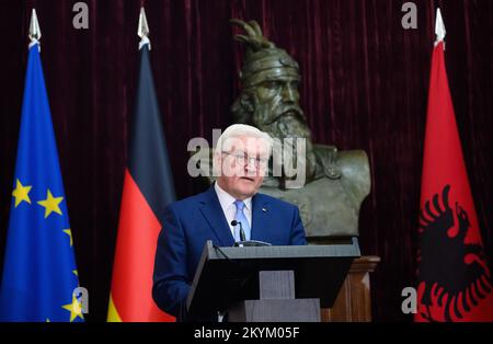 01. Dezember 2022, Albanien, Tirana: Der deutsche Präsident Frank-Walter Steinmeier spricht auf einer Pressekonferenz nach seinem Treffen mit dem albanischen Präsidenten Begaj am offiziellen Sitz des Präsidenten. Hinter ihm ist die Büste von Prinz George Kastriota, bekannt als Skanderbeg. Präsident Steinmeier besucht die Länder Nordmazedoniens und Albaniens während seiner viertägigen Reise auf den Balkan. Neben der Lage in der Region und den Auswirkungen des russischen Angriffskriegs in der Ukraine steht die Unterstützung Deutschlands für die Aussichten der Länder auf einen Beitritt zur Europäischen Union im Mittelpunkt der Reise. Stockfoto