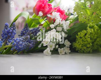 Nahaufnahme einer Vielzahl von Schnittholzblumen, die auf einer Theke liegen Stockfoto