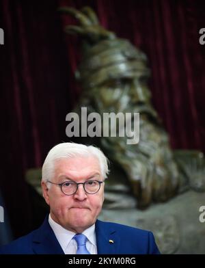 01. Dezember 2022, Albanien, Tirana: Deutscher Präsident Frank-Walter Steinmeier steht vor einer Büste von Prinz George Kastriota, bekannt als Skanderbeg, während einer Pressekonferenz nach seinen Gesprächen mit dem albanischen Präsidenten Begaj, in der offiziellen Residenz des Präsidenten. Präsident Steinmeier besucht die Länder Nordmazedoniens und Albaniens während seiner viertägigen Reise auf den Balkan. Neben der Lage in der Region und den Auswirkungen des russischen Angriffskriegs in der Ukraine wird sich die Reise auf die Unterstützung Deutschlands für die Aussichten der Länder auf einen Beitritt zur Europäischen Union konzentrieren. Foto: Stockfoto