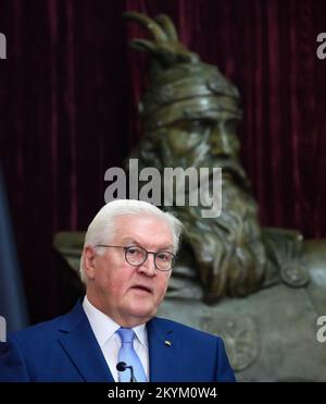 01. Dezember 2022, Albanien, Tirana: Der deutsche Präsident Frank-Walter Steinmeier spricht vor einer Büste von Prinz George Kastriota, bekannt als Skanderbeg, auf einer Pressekonferenz nach seinen Gesprächen mit dem albanischen Präsidenten Begaj, am offiziellen Sitz des Präsidenten. Präsident Steinmeier besucht die Länder Nordmazedoniens und Albaniens während seiner viertägigen Reise auf den Balkan. Neben der Lage in der Region und den Auswirkungen des russischen Angriffskriegs in der Ukraine wird sich die Reise auf die Unterstützung Deutschlands für die Aussichten der Länder auf einen Beitritt zur Europäischen Union konzentrieren. Foto: Ber Stockfoto