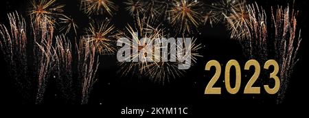 Jahr 2023 in goldenem Glitzer Nummer auf hellem Feuerwerk im Nachthintergrund Stockfoto