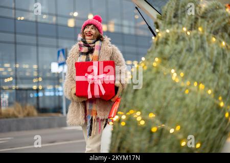 Eine Frau, die für einen Winterurlaub einkauft Stockfoto