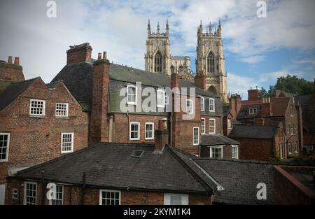 Der Blick auf das York Minster von den De Grey Rooms im St Leonards Place in York, North Yorkshire. Eines der beeindruckenden historischen Gebäude Yorks, das eröffnet werden soll Stockfoto