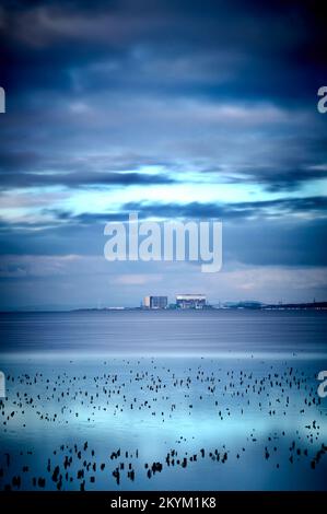 Heysham Atomkraftwerk und Morecambe Bay aus Preesall, Großbritannien Stockfoto