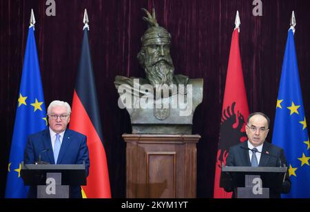 01. Dezember 2022, Albanien, Tirana: Der deutsche Präsident Frank-Walter Steinmeier (l) und der albanische Präsident Bajram Begaj machen nach ihren Gesprächen in der offiziellen Residenz des Präsidenten auf einer Pressekonferenz Bemerkungen. Zwischen ihnen ist die Büste von Prinz George Kastriota, bekannt als Skanderbeg. Präsident Steinmeier besucht die Länder Nordmazedoniens und Albaniens während seiner viertägigen Reise auf den Balkan. Neben der Lage in der Region und den Auswirkungen des russischen Angriffskriegs in der Ukraine unterstützt Deutschland die Aussichten der Länder auf einen Beitritt zur Europäischen Union Stockfoto