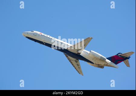 Die Boeing 717 Jet startet vom Flughafen Lexington Bluegrass Stockfoto