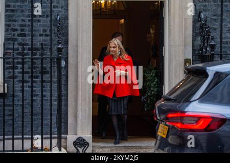 London, England, Großbritannien. 1.. Dezember 2022. US-Botschafterin in Großbritannien JANE HARTLEY wird gesehen, wie sie die Downing Street 10 verlässt. (Bild: © Tayfun Salci/ZUMA Press Wire) Stockfoto