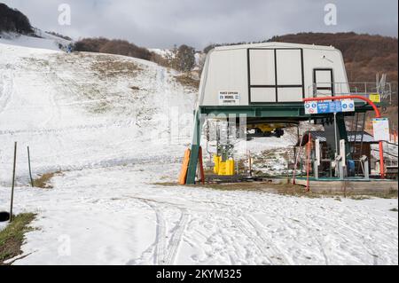 Lemon Piedmont (Cuneo), Italien. 1.. Dezember 2022 Der Mangel an Niederschlägen in den Meeresalpen gibt Anlass zur Befürchtung, dass in den Skigebieten ein weiteres schlechtes Jahr Schnee herrschen könnte, was höchstwahrscheinlich auf den weltweiten Klimawandel zurückzuführen ist. Das Bild zeigt die Skilifte mit Quote 1400 in einer Landschaft, die praktisch schneefrei ist: Wie im letzten Jahr müssen die Manager auf künstlichen Schnee zurückgreifen. Kredit: Luca Prestia / Alamy Live News Stockfoto