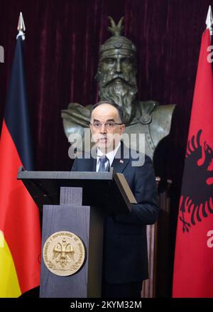 01. Dezember 2022, Albanien, Tirana: Der albanische Präsident Bajram Begaj spricht nach seinem Treffen mit dem deutschen Präsidenten Steinmeier in der offiziellen Residenz des Präsidenten auf einer Pressekonferenz. Hinter ihm ist die Büste von Prinz George Kastriota, bekannt als Skanderbeg. Präsident Steinmeier besucht die Länder Nordmazedoniens und Albaniens während seiner viertägigen Reise auf den Balkan. Neben der Lage in der Region und den Auswirkungen des russischen Angriffskriegs in der Ukraine wird sich die Reise auf die Unterstützung Deutschlands für die Aussichten der Länder auf einen Beitritt zur Europäischen Union konzentrieren. Foto: Bernd V Stockfoto