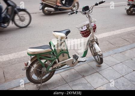 Batteriebetriebenes Moped-Motorrad auf der Straße in Hanoi Vietnam Stockfoto