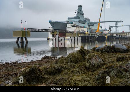 Glen Mallan, Schottland, Großbritannien. 1.. Dezember 2022 Blick auf HMS Glasgow in Glen Mallan am Loch Long in Argyll und Bute. Das Royal Navy Typ 26 Anti-U-Boot-Kriegsschiff wurde gestern von der BAE Systems Govan-Werft hierher transportiert. Sie wird gerade langsam vom Stützschiff in das tiefe loch abgesenkt, das unter dem Kriegsschiff versinkt. HMS Glasgow kehrt dann zur BAE-Werft in Scotstoun zurück, wo sie fertiggestellt wird. Iain Masterton/Alamy Live News Stockfoto