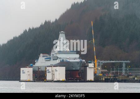 Glen Mallan, Schottland, Großbritannien. 1.. Dezember 2022 Blick auf HMS Glasgow in Glen Mallan am Loch Long in Argyll und Bute. Das Royal Navy Typ 26 Anti-U-Boot-Kriegsschiff wurde gestern von der BAE Systems Govan-Werft hierher transportiert. Sie wird gerade langsam vom Stützschiff in das tiefe loch abgesenkt, das unter dem Kriegsschiff versinkt. HMS Glasgow kehrt dann zur BAE-Werft in Scotstoun zurück, wo sie fertiggestellt wird. Iain Masterton/Alamy Live News Stockfoto