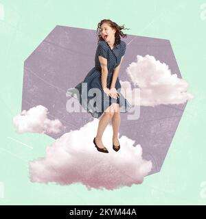 Collage für zeitgenössische Kunst. Kreatives Design. Fröhliche junge Frau, die auf den Wolken tanzt. Glückliche und aufgeregte Träume Stockfoto