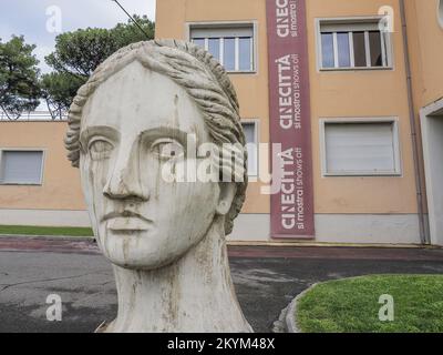 Rom, Italien - November 26 2022: Dario argento-Filmstatue im Cinecitta Studio. Cinecitta ist ein großes Filmstudio in Rom, das als das Zentrum von gilt Stockfoto