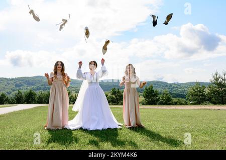 Ivano-Frankivsk, Ukraine 26. Juni 2021: Die Braut und ihre Freunde laufen barfuß auf dem Gras, Morgen der Braut mit ihren Freunden, Vorbereitung auf die Stockfoto