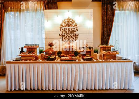 Ivano-Frankivsk, Ukraine 2. Oktober 2021: Festliche Imbisse und Getränke, Speisen und Getränke, Hochzeitssnacks. Stockfoto