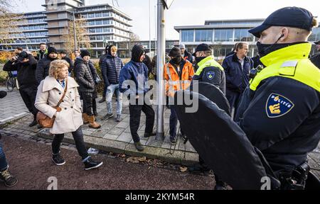 ZWOLLE (ANP) - mindestens zwei Personen wurden zu Beginn einer Demonstration von Landwirten vor der Provinz Overijssel in Zwolle verhaftet. Laut Polizei hinderten sie die Beamten daran, ihre Arbeit zu tun, und hörten nicht auf Befehle der Beamten. ANP ROLAND HETIINK niederlande raus - belgien raus Stockfoto