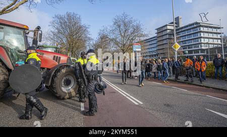 ZWOLLE (ANP) - mindestens zwei Personen wurden zu Beginn einer Demonstration von Landwirten vor der Provinz Overijssel in Zwolle verhaftet. Laut Polizei hinderten sie die Beamten daran, ihre Arbeit zu tun, und hörten nicht auf Befehle der Beamten. ANP ROLAND HETIINK niederlande raus - belgien raus Stockfoto