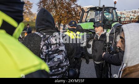 ZWOLLE (ANP) - mindestens zwei Personen wurden zu Beginn einer Demonstration von Landwirten vor der Provinz Overijssel in Zwolle verhaftet. Laut Polizei hinderten sie die Beamten daran, ihre Arbeit zu tun, und hörten nicht auf Befehle der Beamten. ANP ROLAND HETIINK niederlande raus - belgien raus Stockfoto