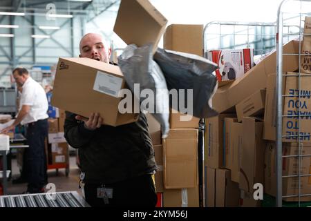 WESTZAAN – Mitarbeiter des Post- und Paketzustellunternehmens PostNL sortieren Pakete im Paketsortierzentrum. Dies ist eine der geschäftigsten Zeiten des Jahres vor Weihnachten. ANP BAS CZERWINSKI niederlande raus - belgien raus Stockfoto