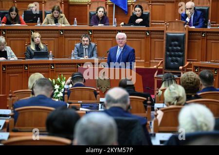 Tirana, Albanien. 01.. Dezember 2022. Bundespräsident Frank-Walter Steinmeier spricht vor Parlamentsmitgliedern in Albanien. Auf seiner viertägigen Reise auf den Balkan besucht Präsident Steinmeier die Länder Nordmazedoniens und Albaniens. Neben der Lage in der Region und den Auswirkungen des russischen Angriffskriegs in der Ukraine steht die Unterstützung Deutschlands für die Aussichten der Länder auf einen Beitritt zur Europäischen Union im Mittelpunkt der Reise. Kredit: Bernd von Jutrczenka/dpa/Alamy Live News Stockfoto