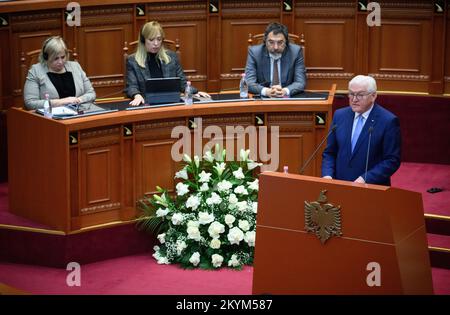 Tirana, Albanien. 01.. Dezember 2022. Bundespräsident Frank-Walter Steinmeier spricht vor Parlamentsmitgliedern in Albanien. Auf seiner viertägigen Reise auf den Balkan besucht Präsident Steinmeier die Länder Nordmazedoniens und Albaniens. Neben der Lage in der Region und den Auswirkungen des russischen Angriffskriegs in der Ukraine steht die Unterstützung Deutschlands für die Aussichten der Länder auf einen Beitritt zur Europäischen Union im Mittelpunkt der Reise. Kredit: Bernd von Jutrczenka/dpa/Alamy Live News Stockfoto