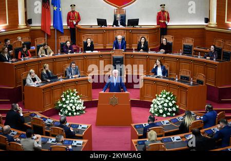 Tirana, Albanien. 01.. Dezember 2022. Bundespräsident Frank-Walter Steinmeier spricht vor Parlamentsmitgliedern in Albanien. Auf seiner viertägigen Reise auf den Balkan besucht Präsident Steinmeier die Länder Nordmazedoniens und Albaniens. Neben der Lage in der Region und den Auswirkungen des russischen Angriffskriegs in der Ukraine steht die Unterstützung Deutschlands für die Aussichten der Länder auf einen Beitritt zur Europäischen Union im Mittelpunkt der Reise. Kredit: Bernd von Jutrczenka/dpa/Alamy Live News Stockfoto