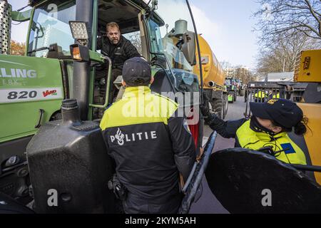 ZWOLLE (ANP) - mindestens zwei Personen wurden zu Beginn einer Demonstration von Landwirten vor der Provinz Overijssel in Zwolle verhaftet. Laut Polizei hinderten sie die Beamten daran, ihre Arbeit zu tun, und hörten nicht auf Befehle der Beamten. ANP ROLAND HETIINK niederlande raus - belgien raus Stockfoto