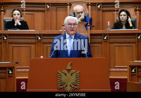 Tirana, Albanien. 01.. Dezember 2022. Bundespräsident Frank-Walter Steinmeier spricht vor Parlamentsmitgliedern in Albanien. Auf seiner viertägigen Reise auf den Balkan besucht Präsident Steinmeier die Länder Nordmazedoniens und Albaniens. Neben der Lage in der Region und den Auswirkungen des russischen Angriffskriegs in der Ukraine steht die Unterstützung Deutschlands für die Aussichten der Länder auf einen Beitritt zur Europäischen Union im Mittelpunkt der Reise. Kredit: Bernd von Jutrczenka/dpa/Alamy Live News Stockfoto