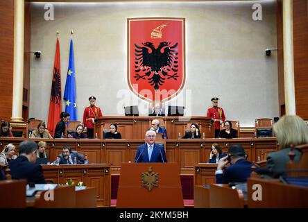Tirana, Albanien. 01.. Dezember 2022. Bundespräsident Frank-Walter Steinmeier spricht vor Parlamentsmitgliedern in Albanien. Auf seiner viertägigen Reise auf den Balkan besucht Präsident Steinmeier die Länder Nordmazedoniens und Albaniens. Neben der Lage in der Region und den Auswirkungen des russischen Angriffskriegs in der Ukraine steht die Unterstützung Deutschlands für die Aussichten der Länder auf einen Beitritt zur Europäischen Union im Mittelpunkt der Reise. Kredit: Bernd von Jutrczenka/dpa/Alamy Live News Stockfoto