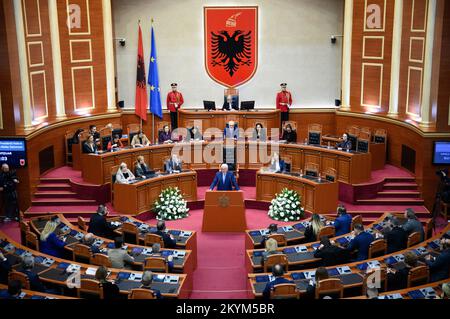 Tirana, Albanien. 01.. Dezember 2022. Bundespräsident Frank-Walter Steinmeier spricht vor Parlamentsmitgliedern in Albanien. Auf seiner viertägigen Reise auf den Balkan besucht Präsident Steinmeier die Länder Nordmazedoniens und Albaniens. Neben der Lage in der Region und den Auswirkungen des russischen Angriffskriegs in der Ukraine steht die Unterstützung Deutschlands für die Aussichten der Länder auf einen Beitritt zur Europäischen Union im Mittelpunkt der Reise. Kredit: Bernd von Jutrczenka/dpa/Alamy Live News Stockfoto