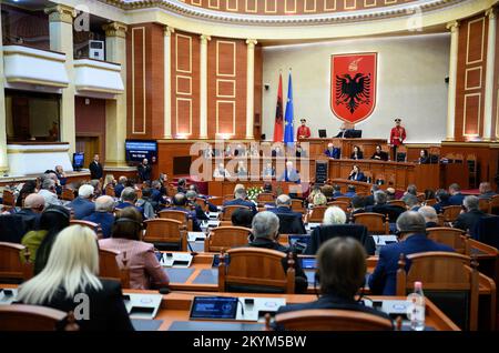 Tirana, Albanien. 01.. Dezember 2022. Bundespräsident Frank-Walter Steinmeier spricht vor Parlamentsmitgliedern in Albanien. Auf seiner viertägigen Reise auf den Balkan besucht Präsident Steinmeier die Länder Nordmazedoniens und Albaniens. Neben der Lage in der Region und den Auswirkungen des russischen Angriffskriegs in der Ukraine steht die Unterstützung Deutschlands für die Aussichten der Länder auf einen Beitritt zur Europäischen Union im Mittelpunkt der Reise. Kredit: Bernd von Jutrczenka/dpa/Alamy Live News Stockfoto