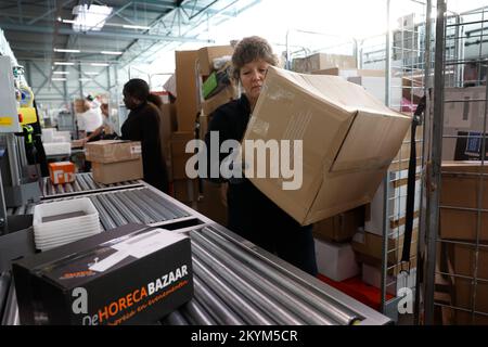 WESTZAAN - Mitarbeiter des Post- und Paketzustellunternehmens PostNL sortieren Pakete im Paketsortierzentrum. Dies ist eine der geschäftigsten Zeiten des Jahres vor Weihnachten. ANP BAS CZERWINSKI niederlande raus - belgien raus Stockfoto