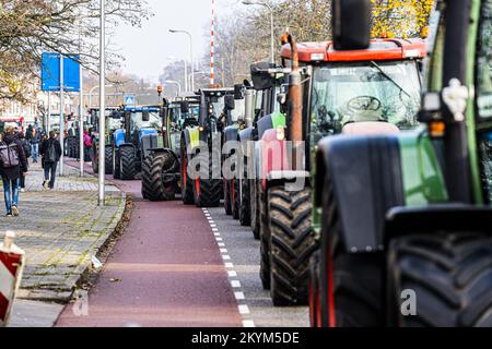 ZWOLLE (ANP) - mindestens zwei Personen wurden zu Beginn einer Demonstration von Landwirten vor der Provinz Overijssel in Zwolle verhaftet. Laut Polizei hinderten sie die Beamten daran, ihre Arbeit zu tun, und hörten nicht auf Befehle der Beamten. ANP ROLAND HETIINK niederlande raus - belgien raus Stockfoto