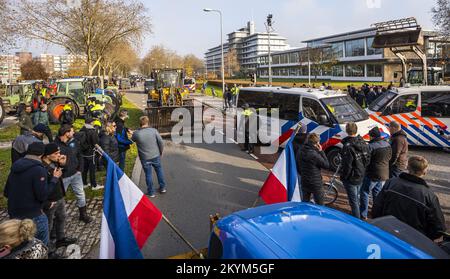 ZWOLLE (ANP) - mindestens zwei Personen wurden zu Beginn einer Demonstration von Landwirten vor der Provinz Overijssel in Zwolle verhaftet. Laut Polizei hinderten sie die Beamten daran, ihre Arbeit zu tun, und hörten nicht auf Befehle der Beamten. ANP ROLAND HETIINK niederlande raus - belgien raus Stockfoto