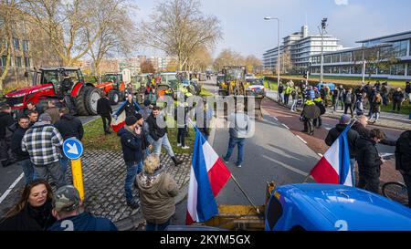 ZWOLLE (ANP) - mindestens zwei Personen wurden zu Beginn einer Demonstration von Landwirten vor der Provinz Overijssel in Zwolle verhaftet. Laut Polizei hinderten sie die Beamten daran, ihre Arbeit zu tun, und hörten nicht auf die Befehle der Beamten. ANP ROLAND HETIINK niederlande raus - belgien raus Stockfoto