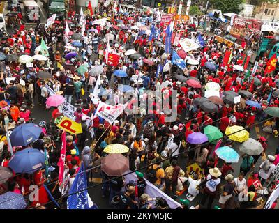 Manila, Philippinen. 30.. November 2022. Am Bonifacio-Tag versammelten sich Demonstranten, die höhere Löhne, Arbeitsplatzsicherheit und bessere Arbeitsbedingungen forderten. Militante Arbeitsgruppen vereinen und veranstalten ein Programm zur Feier des Bonifacio-Tages in Liwasang Bonifacio und am Mendiola-Friedensbogen in Manila. Sie fordern eine allgemeine Lohnerhöhung inmitten der sich verschlimmernden Wirtschaftskrise. Sie werden die gegenwärtige Regierung drängen, die Probleme der Arbeitnehmer in seine Pläne und Programme aufzunehmen und auf den Ruf der Arbeiter und ausreichende Lohnerhöhungen zu reagieren. Kredit: SOPA Images Limited/Alamy Live News Stockfoto