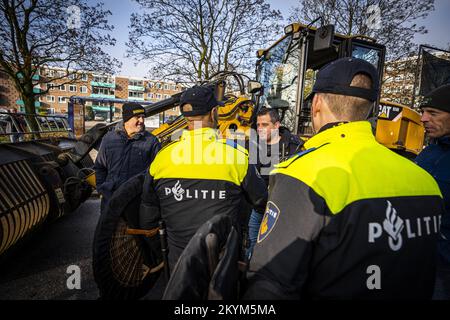 ZWOLLE (ANP) - mindestens zwei Personen wurden zu Beginn einer Demonstration von Landwirten vor der Provinz Overijssel in Zwolle verhaftet. Laut Polizei hinderten sie die Beamten daran, ihre Arbeit zu tun, und hörten nicht auf Befehle der Beamten. ANP ROLAND HETIINK niederlande raus - belgien raus Stockfoto