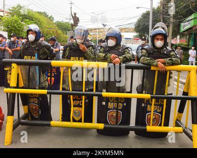 Anti-Störungsbekämpfungseinheit der philippinischen Nationalpolizei (PNP), die am Bonifacio-Tag auf die Demonstranten wartet und höhere Löhne, Arbeitsplatzsicherheit und bessere Arbeitsbedingungen fordert. Militante Arbeitsgruppen vereinen und veranstalten ein Programm zur Feier des Bonifacio-Tages in Liwasang Bonifacio und am Mendiola-Friedensbogen in Manila. Sie fordern eine allgemeine Lohnerhöhung inmitten der sich verschlimmernden Wirtschaftskrise. Sie werden die gegenwärtige Regierung drängen, die Probleme der Arbeitnehmer in seine Pläne und Programme aufzunehmen und auf den Ruf der Arbeiter und ausreichende Lohnerhöhungen zu reagieren. Stockfoto