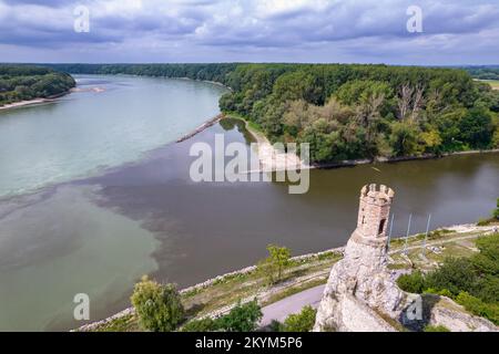 Blick aus der Vogelperspektive auf das Schloss Devin in Bratislava, Slowakei. Der Zusammenfluss von Donau und Morava. Donau in der Slowakei. Stockfoto