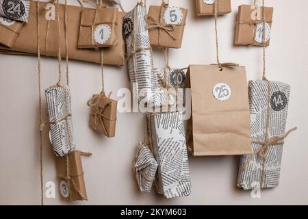 adventskalender mit kleinen Geschenken aus der Nähe Stockfoto