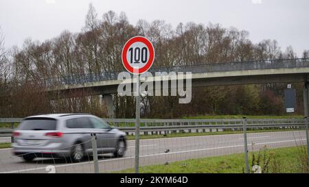 Ravensburg, Deutschland. 01.. Dezember 2022. Ein Geschwindigkeitsbegrenzungsschild auf der B30. Aktionen von Klimaschutzaktivisten in Oberschwaben. Unbekannte Klimaschutzaktivisten haben auf der B30 zwischen Ravensburg und Baindt elf Geschwindigkeitsbegrenzungsschilder in Oberschwabien mit Aufklebern bedeckt: Statt Geschwindigkeit 120 lautet laut Polizei Geschwindigkeit 100. Kredit: David Pichler/TNN/dpa/Alamy Live News Stockfoto